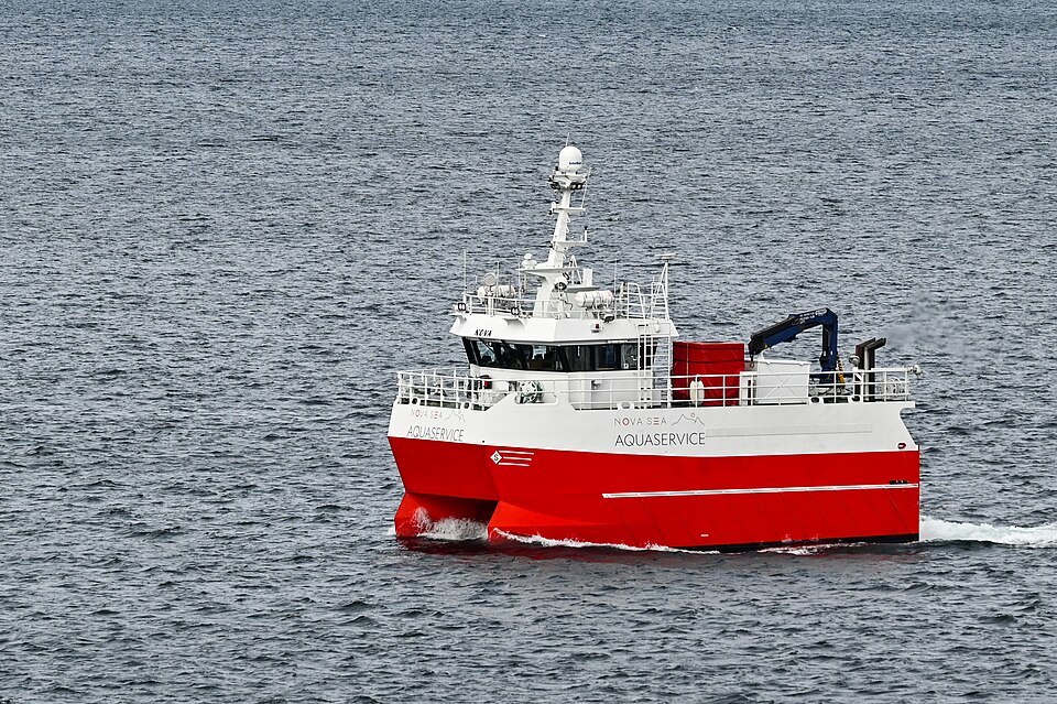 Embarcación de servicio para la industria acuícola navegando en el mar